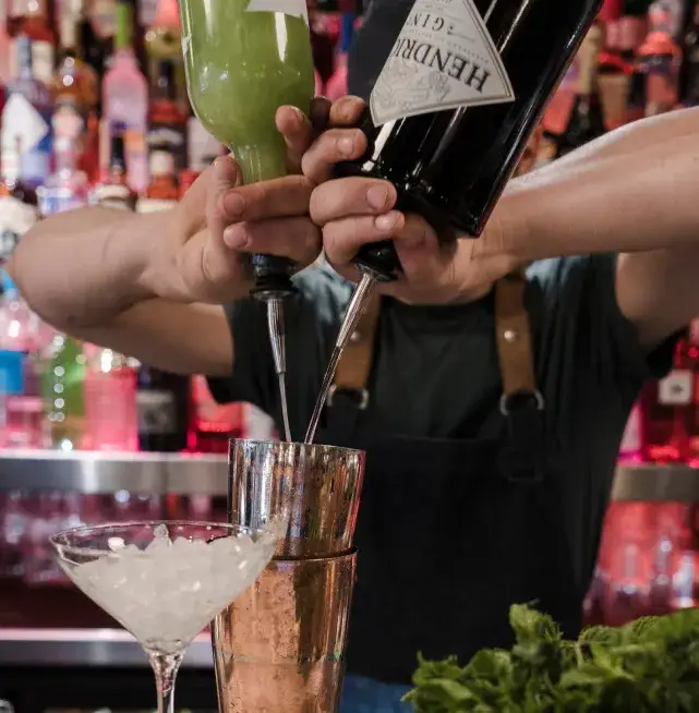 Barman qui prepare un cocktail