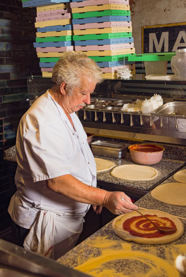 Pizzaiolo en train de preparer des pizzas