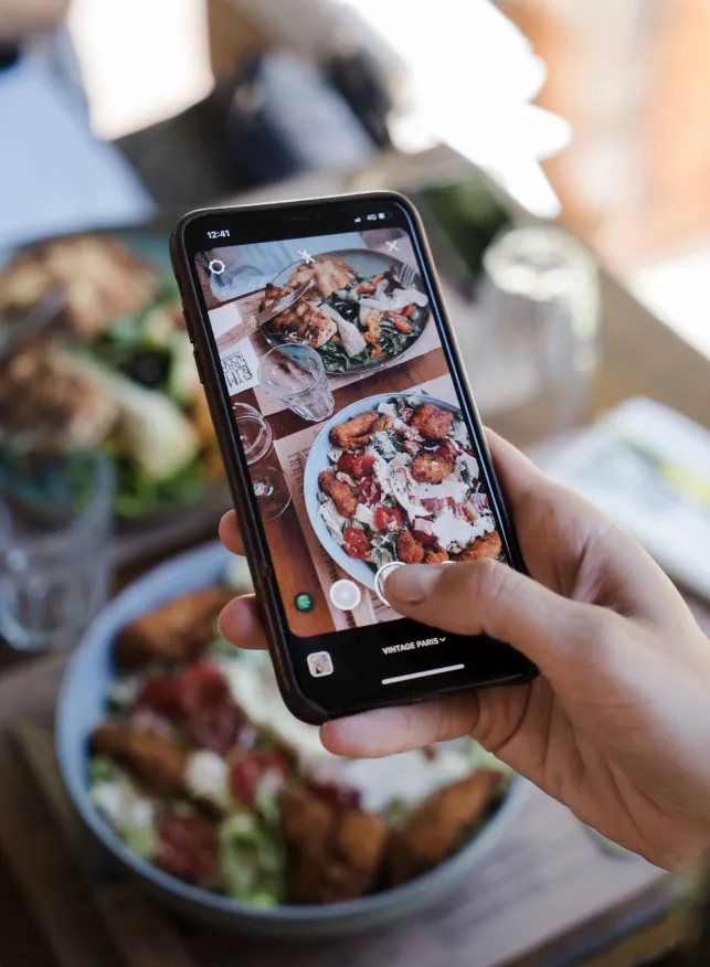 Photo d'un telephone en train de prendre en photo ses plats